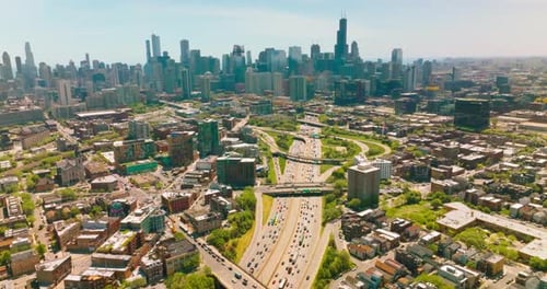 Riesige mehrspurige Straße mit vielen vorbeifahrenden Autos. Sonniges Stadtbild von Chicago am Tag.