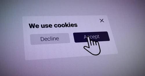 Haga
clic con el cursor del ratón en la notificación de aceptar cookies en un sitio web. Concepto de protección de datos personales.