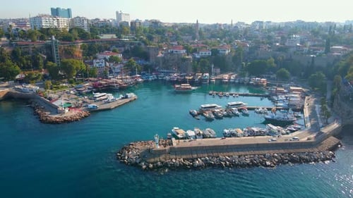 In diesem Stockvideos aus der Luft wird die zeitlose Schönheit des alten Hafens von Antalya zum Leben erweckt. Die Kamera