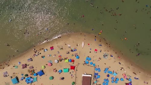 Locales y turistas disfrutando de un día de fin de semana de verano en la playa