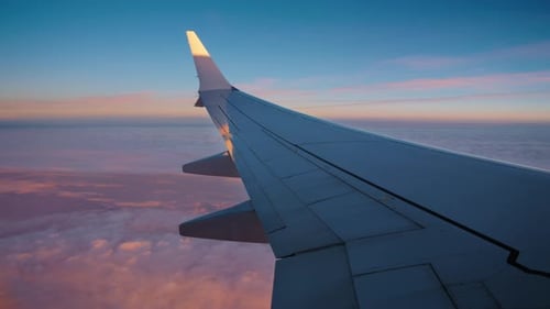 Vista deslumbrante da janela do avião durante o lindo nascer ou pôr do sol