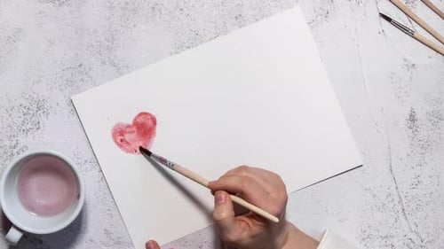 Stop Motion de balões femininos pintando à mão em forma de coração com palavras, igualdade, diversidade e identidade