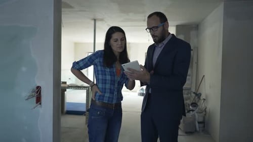 Agente inmobiliario explicando el proyecto de una nueva vivienda