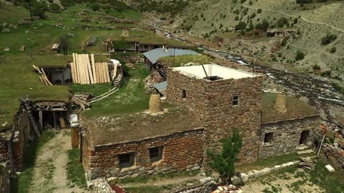 Imágenes aéreas de una histórica casa de piedra en el desfiladero de Chegem (Kabardino-Balkaria)