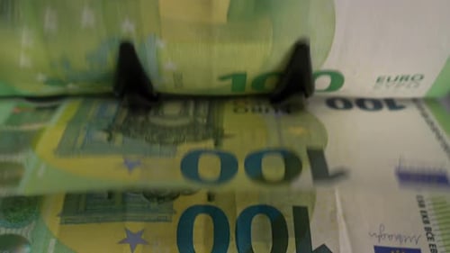 Machine Counts Euro Bills