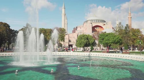Malerischer Brunnen am Sultanahmet-Platz und der Hagia Sophia