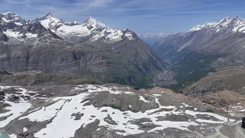 Drehdrohnenflug Zermatt, atemberaubender Blick auf die Berge aus der Ferne
