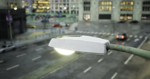 Urbane Straße beleuchtet in der Abenddämmerung mit gebündeltem Licht einer nahe gelegenen Straßenlaterne