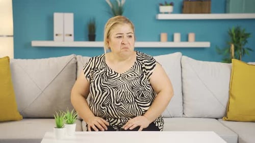 Die Frau, die schlechten Geruch riecht, ist beunruhigt und angewidert.
