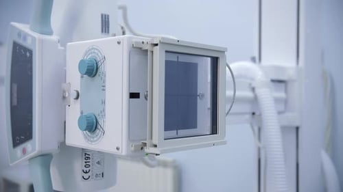 Nahaufnahme eines Krankenhaus-Röntgengeräts im Radiologieraum