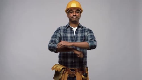 Profesión, construcción y edificación: trabajador o constructor indio feliz y sonriente en