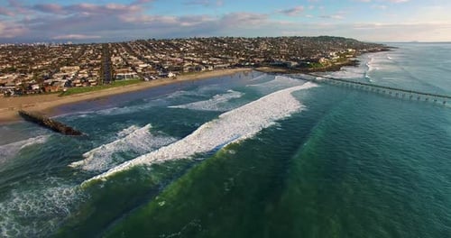 4K-Luftdrohne, Weitblick auf den kalifornischen Pier und die Küste der Strandstadt, riesiger blau-türkisfarbener Pazifik O