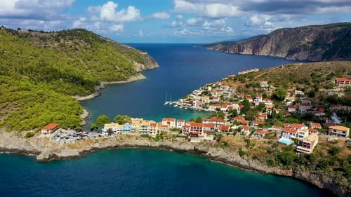 Pueblo de Assos en Cefalonia, Grecia. Bahía de color turquesa en el mar Mediterráneo con hermosos colores