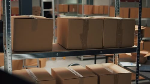 Salle de rangement vide remplie de nombreuses boîtes en carton sur des étagères