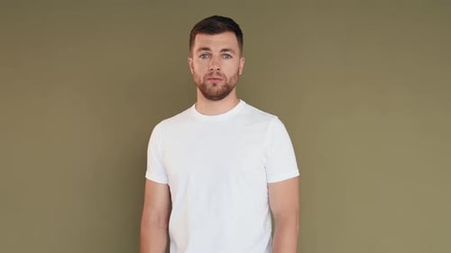 Ich fühle mich besorgt. Mann in Freizeitkleidung steht im Studio und zeigt Emotionen