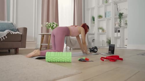 Tutoriales de acondicionamiento físico en línea para amas de casa, mujeres que entrenan en casa, analizan el portátil, un estilo de vida saludable y