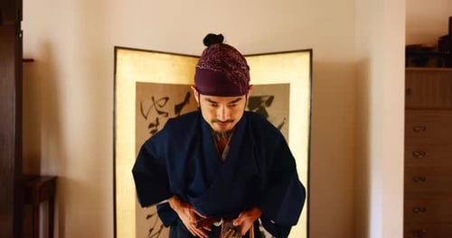 Respekt-, Bogen- und Kampfsport-Sensei im Dojo für Übungsroutine, Bushido und Spiritualität
