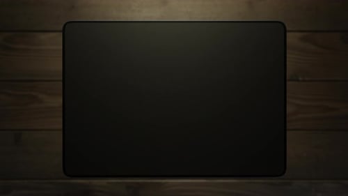 Das Tablet wird über den Tisch angehoben und das Display wird in Richtung des Betrachters gedreht. Alphakanal-Display