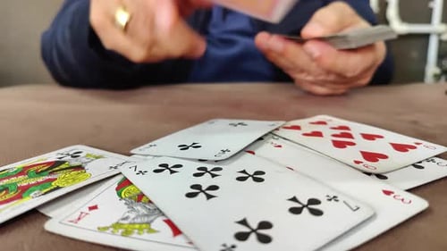 Homem jogando Texas Poker Card 1