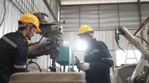Arbeiter in der Maschinenwerkstatt.