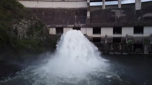 Der Grangent-Damm, der bei einem Wasseraustritt zu sehen ist, ist ein Betonbogendamm, der 1957 an der Küste erbaut wurde.