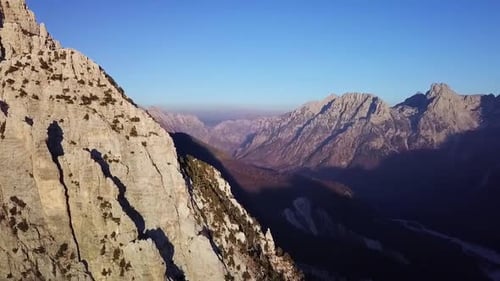 Les plus hautes montagnes d'Albanie lors de randonnées dans les Alpes et en faisant du camping en montagne