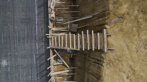 El equipo de vista aérea trabaja en la preparación de barras de refuerzo y cimientos para