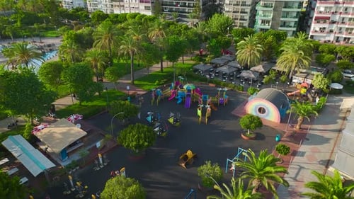 Vue aérienne, terrain de jeu côtier, aventure et divertissement au bord de la Méditerranée