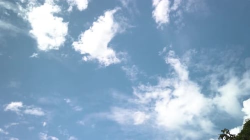 Time-lapse footage bright and blue sky with movement of white cloudy on daytime