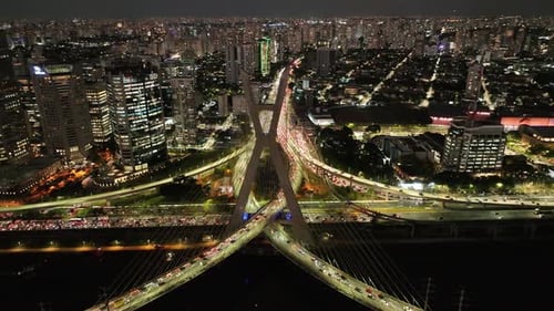 Ponte de cabo na cidade noturna em São Paulo, Brasil.