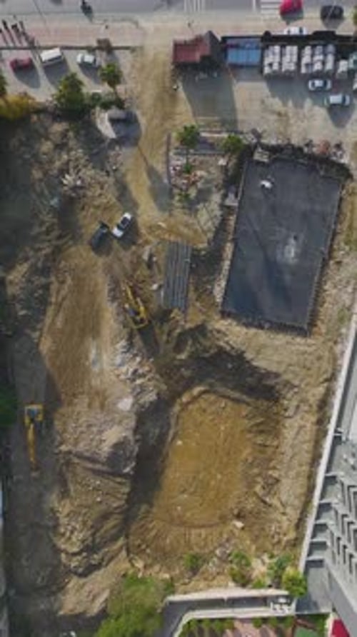 Trabajadores de vídeo vertical construyen un hotel en la primera línea de costa con un océano panorámico