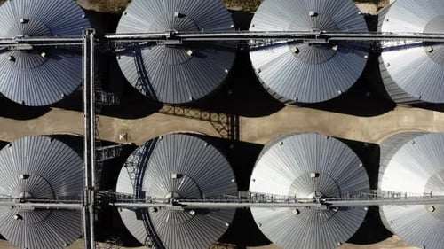 Vue aérienne du schéma des silos de stockage de céréales vu du haut