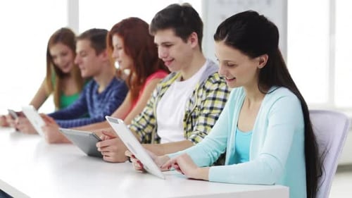 Bildungs-, Technologie-, Schul- und Internetkonzept - Lächelnde Schüler mit Tablet-PC