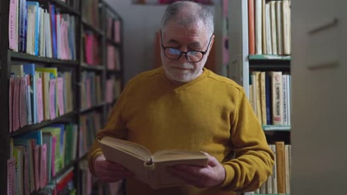 Le senior érudit Un portrait de la lecture à la bibliothèque
