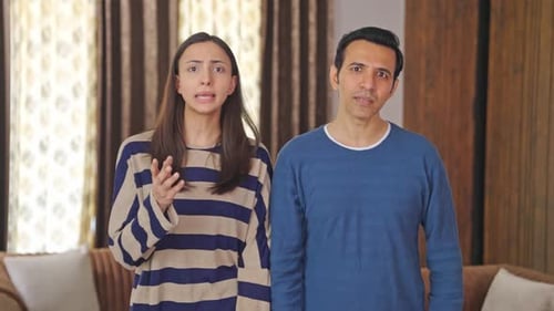 Pareja india enojada hablando con la cámara