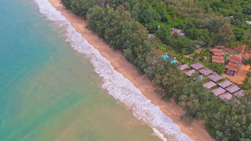Landschaft, Blick auf den Strand, Meer, Sand und Himmel an Sommertagen.