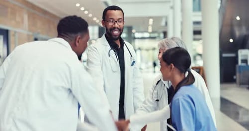 Celebração, aplausos e conquistas com uma equipe de médicos no hospital para obter sucesso ou apoio