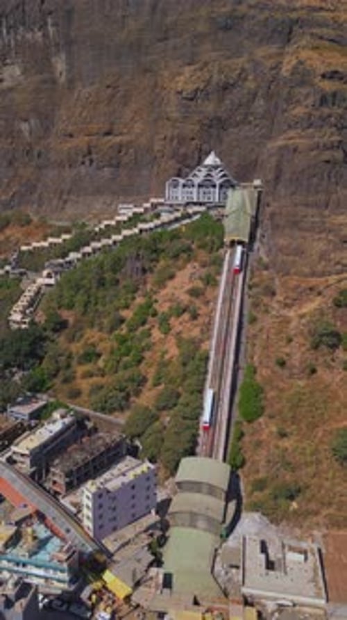 Vue par drone du temple de Vani, l'un des Shakti Peethas, au sommet de collines pittoresques de Nashik, dans le Maharashtra