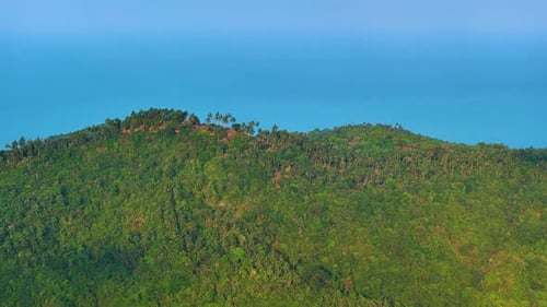 Berg und Klippe in der Mitte des Meeres. Tropisches Paradies, exotische Insel