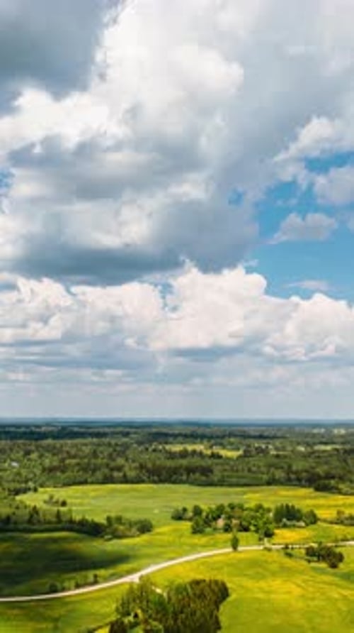 Vidéo d'un drone vertical Cloudscape.