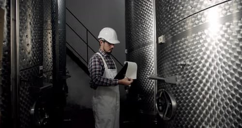 Installation de vinification moderne ou cave, grands fûts en acier pour la fermentation du vin