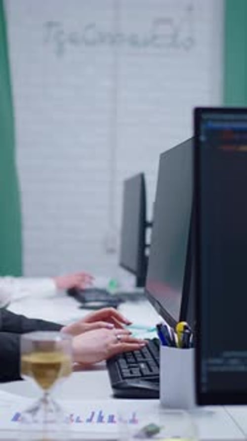 Un environnement de bureau ciblé mais collaboratif où les professionnels interagissent avec les écrans d'ordinateur tout en