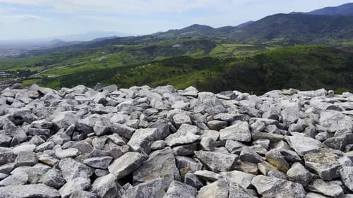 Wunderschöne grüne Berglandschaft hinter Felsbrocken