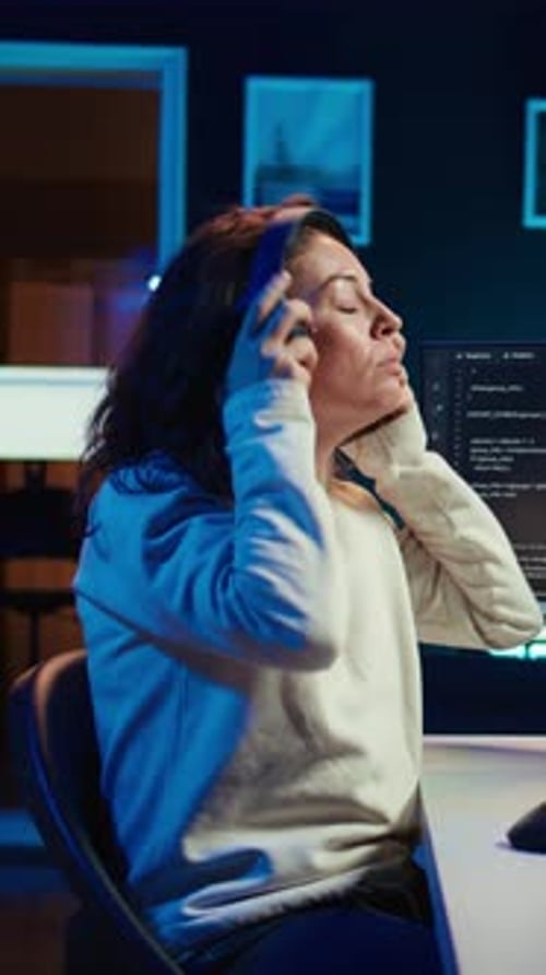 Vertikaler Videoadministrator, der Musik hört und Codezeilen schreibt, um bösartigen Verkehr zu filtern