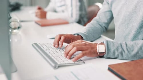 Digitação, escritório e mãos do trabalhador de negócios no computador para projetos, propostas e pesquisas on-line