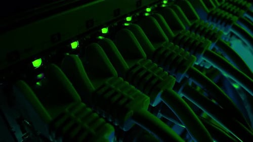 Makroaufnahme: Ethernet-Datenkabel, die an Router-Ports angeschlossen sind, mit blinkenden Lichtern. Informationen Techno