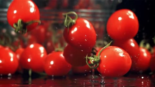 Des tomates tombent sur une table mouillée filmées par une caméra à haute vitesse à 1000 images par seconde