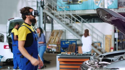 Automechaniker nutzt virtuelle Realität