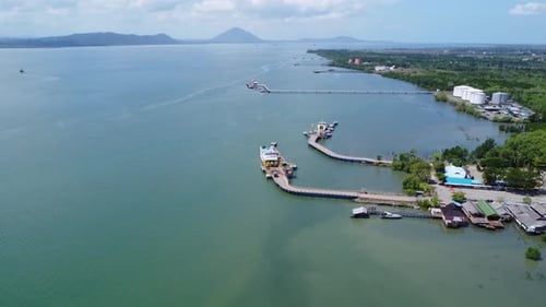 Ships that are loading passengers at the port to cross the ocean