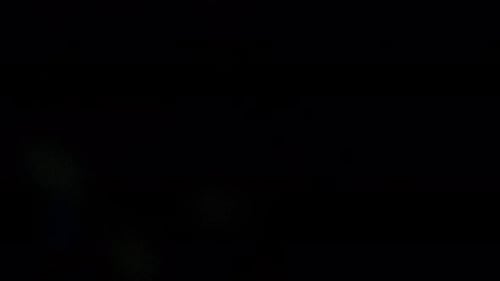 Collider-Kollektion: Sanfter, mehrfarbiger Konfetti-Effekt, der kontinuierlich über einem schwarzen Hintergrund flackert